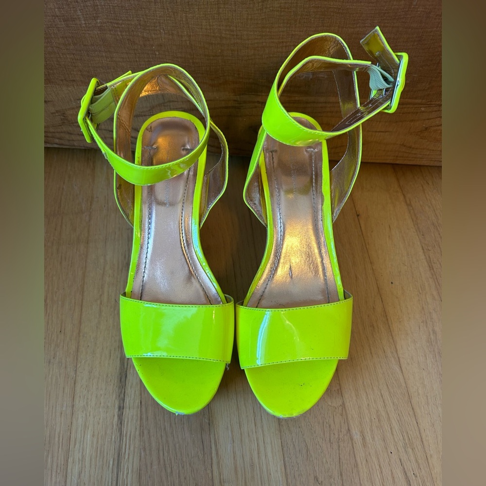 BCBG Max Azria Neon Yellow Patent Women's Wedges Size 8